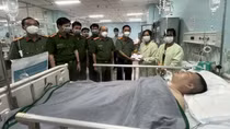 Phó trưởng Công an phường bị đâm trọng thương khi làm nhiệm vụ