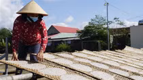 Làng nghề bánh tráng vào mùa Tết