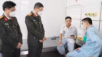 Tài xế xe chở gỗ lậu bất tuân hiệu lệnh, chèn xe CSGT làm 2 chiến sĩ bị thương