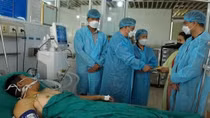 Một công an viên bị thương khi chữa cháy xưởng chăn ga ở Thanh Oai