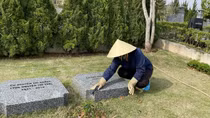 Những phận người sống dựa cõi âm