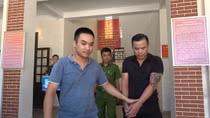 Đang chờ taxi chở đi giao ma túy thì bị bắt