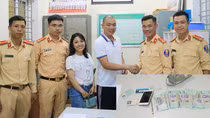 Công an thị xã Kỳ Anh trao trả tài sản người dân đánh rơi