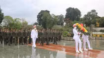 Dâng hương tưởng niệm Chủ tịch Hồ Chí Minh và các Anh hùng liệt sĩ