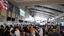 Du lịch vào vụ, "biển" người, xe chen lấn ở Nội Bài