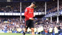 MU lại thua, CR7 tập tễnh rời sân