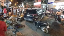 Xế hộp ôm cua lùa hàng loạt xe máy, tài xế bỏ mặc nạn nhân lẩn trốn