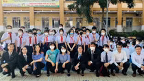 Sẽ in số điện thoại đường dây nóng phòng chống bạo lực lên bìa vở học sinh