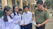 Báo CAND cùng nhà hảo tâm tặng quà học sinh nghèo học giỏi tại Bến Tre