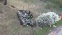 Ukraine khoe video UAV cảm tử Mỹ đánh trúng xe tăng Nga