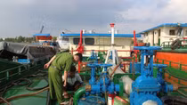 Thuyền trưởng và thuyền viên hút trộm hàng trăm lít xăng đi bán