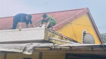 Công an các tỉnh miền Trung giúp dân trước nguy cơ "lũ chồng lũ"