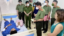 Thăm hỏi trưởng Công an xã bị thương khi làm nhiệm vụ