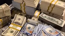 Giá USD trên thị trường tự do vượt 25.000 VND/USD
