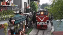 Thu hồi giấy đăng ký kinh doanh quán cà phê đường tàu, chốt trực cấm du khách chụp ảnh