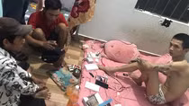 Nhóm công nhân bốc xếp rủ nhau xài “hàng đá” trong nhà trọ