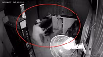 Hai tên trộm đột nhập cửa hàng điện thoại bất chấp hệ thống báo động