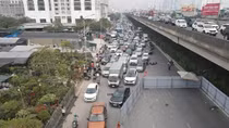 Ùn tắc ở Hà Nội: Gỡ chỗ này, rối chỗ kia