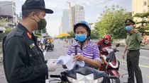 Ngày đầu TP Hà Nội thực hiện quy định mới về giấy đi đường, người dân đều được nhắc nhở