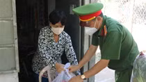 Công an TP Hồ Chí Minh trao hơn 2.000 phần quà hỗ trợ người khó khăn