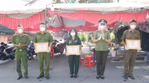Khen thưởng các cá nhân tham gia đỡ đẻ tại chốt kiểm soát COVID-19
