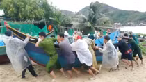 Công an xã kịp thời phối hợp kéo 10 tàu cá tới nơi an toàn