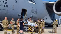 Máy bay sơ tán Mỹ hạ độ cao giúp sản phụ Afghanistan "mẹ tròn con vuông"