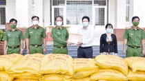 Trại giam Cái Tàu chia sẻ khó khăn với người dân