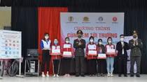 Tuổi trẻ Công an Hải Dương tặng mũ bảo hiểm cho học sinh