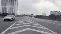 Hà Nội: Phố xá thông thoáng, người dân thong dong sắm Tết