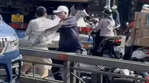 "Đầu bạc" ẩu đả "đầu xanh" chỉ vì xin mà không được nhường đường