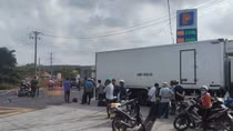 Xe máy va chạm với xe tải đang rẽ vào cây xăng, 2 người thương vong