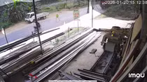 CSGT bị thương nặng khi các đối tượng vi phạm giao thông lao xe vào người