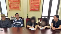 Công an xã đưa 2 nữ sinh bỏ học trở lại trường