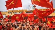 Thắm mãi ngày đất nước dậy cờ hoa