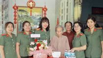 Bệnh viện 30-4 tặng quà tri ân các Mẹ Việt Nam Anh hùng