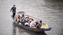Xuồng điện ở chùa Hương và bài toán giữa du lịch xanh với giá trị truyền thống