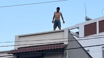 Đối tượng nghi "ngáo đá" cầm kéo leo mái nhà, hủy hoại tài sản người dân