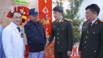 Cục Kế hoạch và tài chính tặng quà các bệnh nhân có hoàn cảnh khó khăn