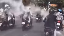 Triệu tập nhóm đối tượng chạy xe dàn hàng ngang, ném bột vào mặt người đi đường