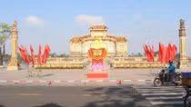 TP Huế rực rỡ cờ hoa, biểu ngữ chào mừng Đại hội XIV của Đảng