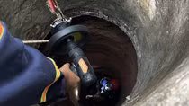 Cảnh sát xuống giếng sâu 35m cứu người đàn ông gặp nạn