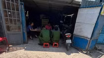 Nghi mâu thuẫn chế xăng đốt nhà, 4 người bị bỏng
