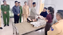 Cán bộ CSGT bị thương trong quá trình làm nhiệm vụ