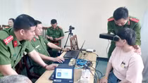 Cảnh sát vác gạo, dìu cụ già, bế trẻ em tại điểm cấp căn cước cho người khuyết tật