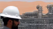 Nhiều cơ sở năng lượng Arab Saudi bị tấn công, giá dầu biến động