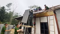 Đoàn Thanh niên Công an tỉnh Lào Cai hỗ trợ người dân khắc phục hậu quả mưa dông