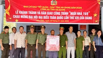 Công an tỉnh An Giang bàn giao “Ngôi nhà 19/8” tặng 2 hộ dân