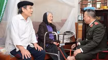 Thăm, tặng quà Mẹ Việt Nam anh hùng Phạm Thị Sự và gia đình liệt sỹ Nguyễn Đăng Khải