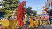 Rộn ràng tiếng trống lân ngày mùng 2 Tết